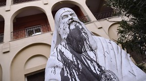 Θεσσαλονίκη: Πέταξαν μπογιές και τρικάκια στη Μητρόπολη - Δύο συλλήψεις