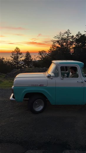 Exploring a 1960 Ford F100 Vintage Truck