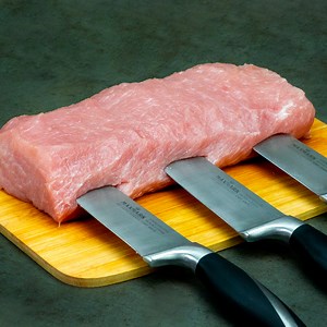 Une vieille recette française - le filet mignon de porc aux 3 couteaux ! Ingrédients: filet mignon de porc - 800 g sel - 8 g huile - 20 ml pour le remplissage: oignon rouge - 1 pièce champignons - 100 g poivron rouge - 100 g épinards - 100 g sel - 5 g poivre noir - 4 g fromage à la crème - 150 g Pour la sauce: sauce tomate - 80 g sauce soja - 20 ml miel - 20 g ail en poudre - 3 g mozzarella - 50g Taille du moule 10 X 20 cm AU FOUR À 180 °C/20 MIN | Cookrate - France