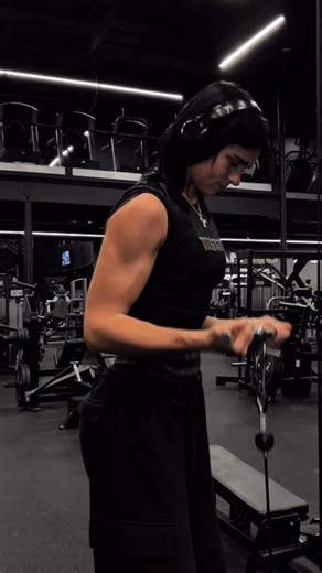 lex | see i told yall i workout 🫵🏻 - pants from @dfyne.official code BUFFUNICORN love ya lex - #bicepworkout #bicepexercise #bicepworkoutwomen... | Instagram