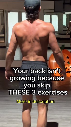 Most people only train lats or only train upper back — and that’s why their physique looks unfinished. This combo covers everything: 1️⃣ Chest-Supported Row • Mid traps rhomboids rear delts • Focus on pulling the shoulder blades together for back thickness 2️⃣ Panatta High Pull • Upper lats teres major rear delts • Keep elbows close drive the elbow toward your hip to squeeze the lats harder 3️⃣ Chest-Supported Lat Row • Lower lats (V-taper) • Same cue: elbows close think “pull to your hip” for p