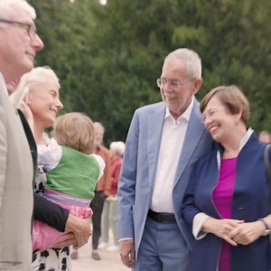 10K views · 859 reactions | Wie verbindet man idealerweise Heimatliebe und Weltoffenheit, Verwurzeltsein und Aufbruchslust? Der Hubert von Goisern macht es vor. Danke für ein tolles gemeinsames Konzerterlebnis, für die Gastfreundschaft im Salzkammergut und die guten Gespräche! | Alexander Van der Bellen | Facebook