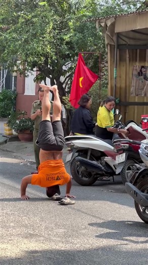 Trồng chuối và hát bài cách mạng lúc 12 giờ