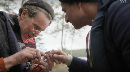 Gustav Mandelmann klipper bort stygnen på Markus Torgebys finger