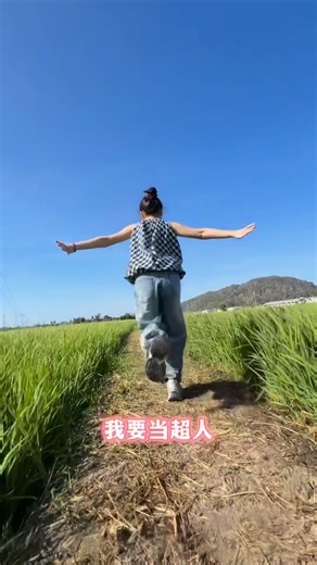𝐵𝑒𝑙𝑙 on Instagram: "我是一个很感性的人，很容易共情别人的情绪。 但我不太会用语言把这些感觉说出来。 我的脑袋和心里每天都有很多声音，我很想分享给你们， 甚至恨不得把它们直接打开给你们看。 可是每次想开口的时候，就好像有一块石头卡在喉咙，那种说不出来的感觉，其实很难受。 这也是为什么，我在写歌的时候常常写不出来。 就算写了， 也很难让大家第一时间明白我在说什么。 《我要当超人》是我写的第二首歌。 但它不是结束。 以后还会有很多更好的歌，等着我慢慢写出来给你们听。 我想写的歌， 不只是我的故事，我想写你们的故事，写属于我们的故事。 快点来perlis找超人拍照🌻🦸‍♀️ 去听新歌！！💕"