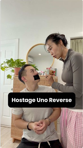 Who’s the real hostage here? 😂 @Lucia Liu #couple #comedy #unoreverse