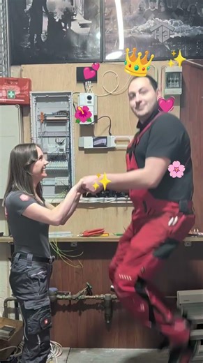 Dem Obermonteur gesagt wir springen zsm😂😂👩🏼‍🔧⚡ #elektrodaniels #elektriker #elektrikerin #azubi #ba