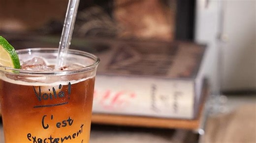 朋友来家做客，用德龙（De'Longhi）全自动咖啡机轻松冲泡意式浓缩，香气四溢，省时省力。每次聚会都因一杯好咖啡更温馨。