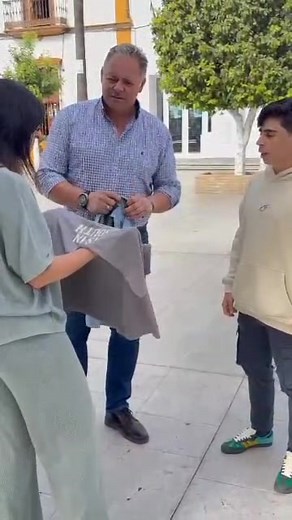 🎥 #PaternaEmprende | Pureza Project Hoy queremos presentaros la historia de José María, un joven de nuestro municipio que ha puesto en marcha Pureza Project, una marca textil que refleja su esfuerzo, talento y amor por lo bien hecho. 👕 Con diseños cuidados, materiales de calidad y una filosofía basada en la autenticidad, Pureza Project es un ejemplo del espíritu emprendedor que late en Paterna del Campo. 👏 Desde el Ayuntamiento, queremos reconocer la ilusión y el trabajo de nuestros jóvenes e