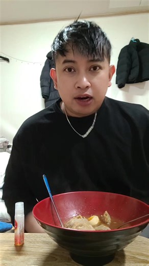 buat calon istriku nanti..aku kasih tutorial kalau makan bakso jumbo bersama mamiku..biar kalian diterima jadi mantunya🤣