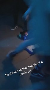 METERAM UMAS BEYBLADE NO MEIO DO MOSH FODASE KKKK | Headbanger das Feitiçarias