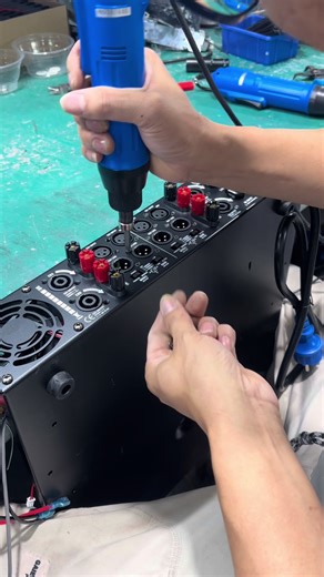 Bottom chassis assembly process for power amplifiers. The bottom plate is precisely positioned and securely fixed to provide solid structure and effective heat dissipation. Proper bottom chassis assembly is essential for long-term stable operation. Factory wholesale power amplifiers with OEM / ODM support. Looking forward to cooperation with customers worldwide. #AmplifierAssembly #BottomChassis #StructuralAssembly #PowerAmplifier #ManufacturingDetails