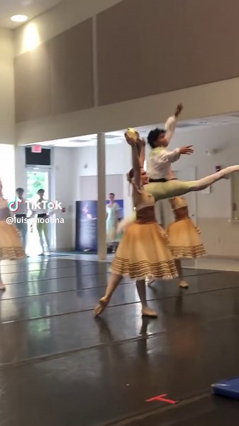 Tarantella perfomance 🫶🏽🇮🇹❤️‍🩹 #balletdancer #balletworld #ballettok #ballerino #maledancer #boysofballet #performance #fyp