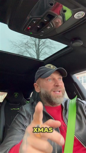 Til alle Elektro- og Techno-fans – dagen nærmer sig! Lørdag den 6. december, Sankt Nikolaus, afholder jeg det store X-Mas Electro Open Air Festival – lige foran mit café, Rock Café. Festivalen er drevet af min diskotek Study Lounge, hvor vi også holder Afterparty efter kl. 22.00. 🔥🎧 Det hele starter kl. 13.00, og der er gratis entré! Det eneste I skal tage med er: – positiv energi – jeres dansesko – og en varm jakke (vi er trods alt i december 😄) Der vil være: • flere barer • cocktail-stand •