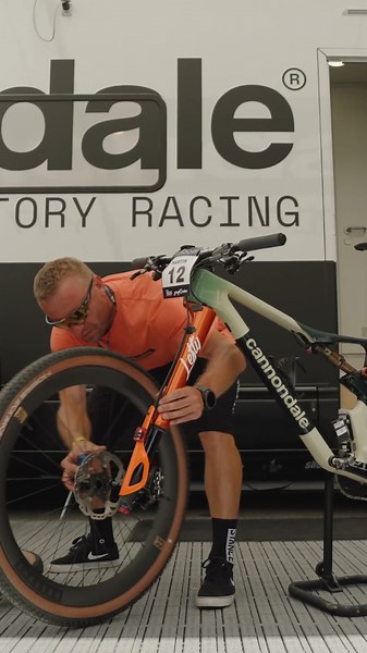 Lefty WHEEL CHANGE 👀 #shorts #mtb