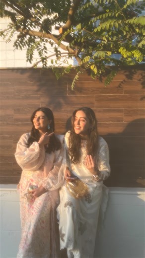 Roha Khan on Instagram: "No editing needed 📸 . . . . . Photo shoot ideas , golden hour photos, blur effect soft light editinh , easy photography hacks"