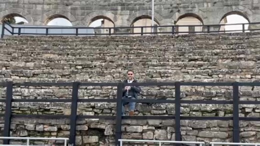 Jedan od naših lijepih dogadja u Pulskoj areni! Spontano! Naši dobri Adnan Haskic (klarinetista) i Šekib Mujanović , kao i dio Mješoviti hor BZK Preporod Brčko i folklornog ansambla izvode Halidov Čardak u Areni! | Fikret Piskavica
