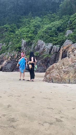 Đi biển hóng nắng mà ông trời cho mưa. Thế là bikini được bonus thêm áo mưa – combo chỉ có ở mùa du lịch… số nhọ! 😅☔🏖️ | Sầm Sơn