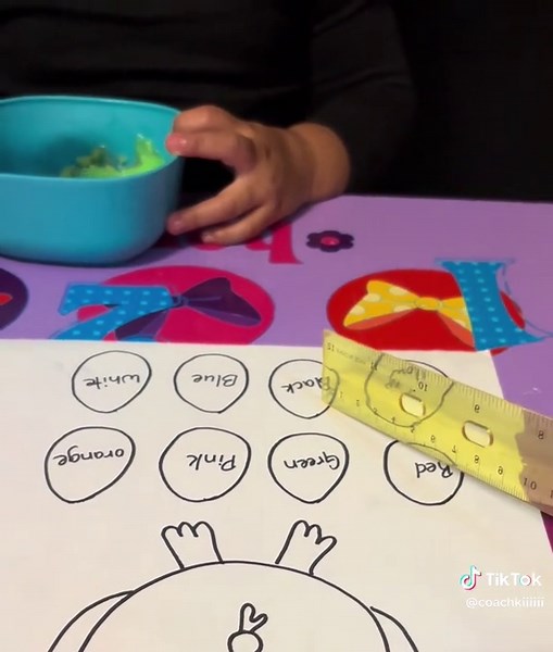 She’s not guessing… she’s reading! Homework for the week 👏💖 #ToddlerGenius #webragdifferent💞😍👩🏾‍🎓📚#Fyp #Mysmartypants