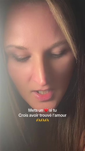Est-ce que c’est ça l’amour ? Cette sensation qui fait battre le cœur plus vite,Est-ce que c’est ce qu’on ressent quand on est amoureux ? Ce besoin d’être proche, de penser à l’autre sans arrêt,Ou est-ce que je rêve encore ? Un rêve qui semble trop beau pour être vrai,Mais au fond de moi je le sais…Ça doit sûrement être ça. ❤️ #isthislove #r vereading #amour