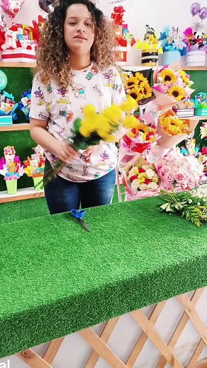 PRIMERA TECNICA DE COMO ELABORAR UN RAMO DE ROSAS #rosas #ramo #flores #floral #flower #aprender #crear #comohacer #tutorial #arreglofloral #aprendeentiktok #ramobuchon