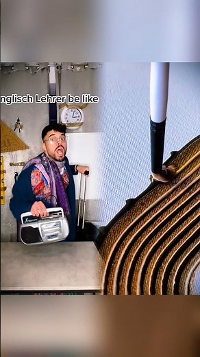 Dieses sitzen auf dem Tisch kennen wir doch alle😂😭 #lehrer#mitarbeiter#humor#unterhaltung#fürdich