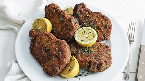 Simple breaded pork chops that taste like home: these crispy pork chops are a dinner time favorite