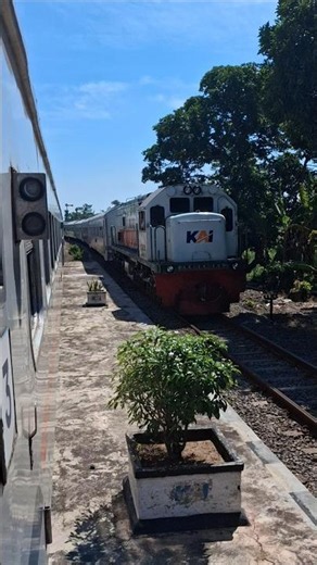 Kereta api ijen express #keretaapi #keretaapiindonesia #videokeretaapi