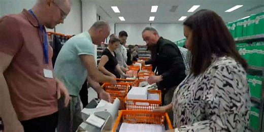 Gemist: Hongaren beginnen met stemmen tellen na verkiezingen