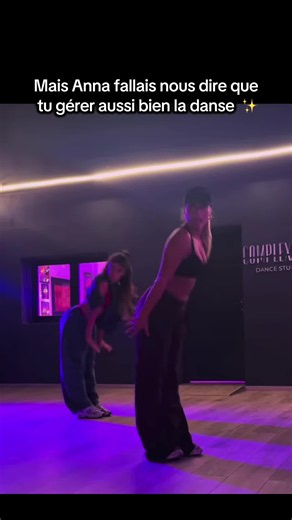 Anna Queen House danse: Anna danse et gère la chorégraphie