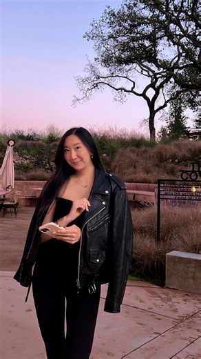 Ernestine Siu on Instagram: "I did a lot of ✨unhinged✨things in my teens and early 20s to get ahead in my career One of the biggest realization I had when I was pretty young was that learning on the job will always beat learning in a classroom. Although I really cared about my education and enjoyed it, nothing energized me more than just being in the real world and actually developing my skill sets, network and worldview irl. This was always more fun for me. So in college I found myself optimizi