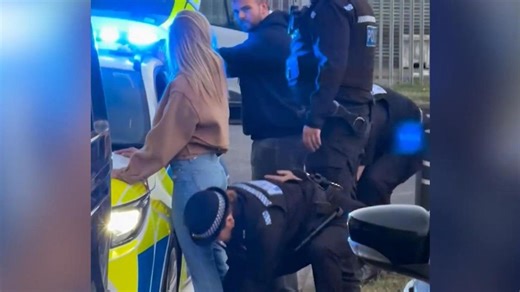 Diese Handschellen sind nicht aus Plüsch: Blaulicht statt Rotlicht – Polizei verhaftet Bonnie Blue
