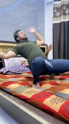 Aise kon sota h bhai 🤣😅 #funnyvideo #couplepranks #horrorprank #viralpost #fbreel #trending | Jeet Thakur Pranks