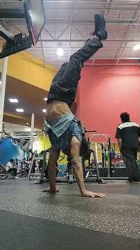 locked in with a walking handstand At the gym 💪 #calisthenics #progressivecalisthenics