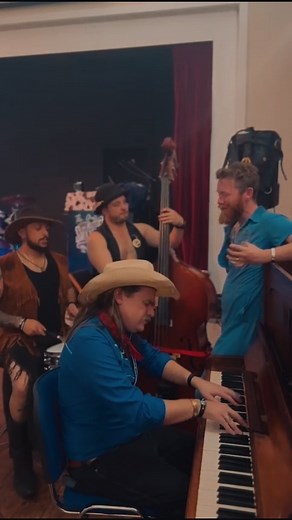 Post-show piano jam 🚜🐄🎹🤠 #swampstomp #theswampstompstringband #americanauk | The Swamp Stomp String Band