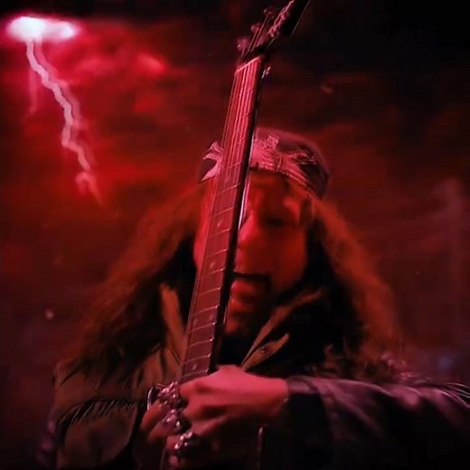 HE WAS MADE FOR ROCKIN'. 🎸 EDDIE MUNSON: THE BADASS LEGEND. 🤘 #shorts #edit #strangerthings5