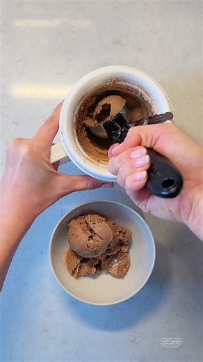 Snickers ice cream with just 4 ingredients #SnickersIceCream #HomemadeIceCream #FoodShorts