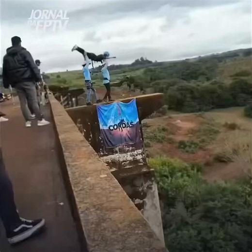 Tragedy in Brazil as workers forget to attach a rope to a young bridge jumper.Maria Eduarda Rodrigues de Freitas, a 21-year-old woman, died after falling 130 feet to the ground.In total, six workers from the company Entre Cordas have been arrested as investigations continue.