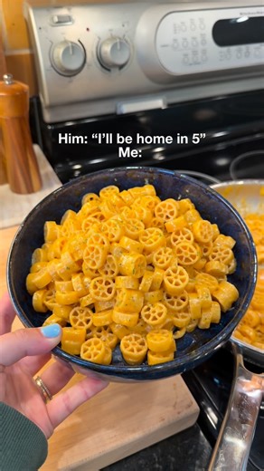Christina Frangipane on Instagram: "One-Pan Mac & Cheese (cooked in bone broth) Comment CREAMY for more quick & easy one-pan pasta dishes or visit my website flavorsbyfrangipane.com Recipe -3 cups dry pasta -2 cups bone broth (chicken, veggie, or even water works too) -1¼ cups heavy cream or milk -1 tsp each: salt, garlic powder, onion powder, paprika -½ tsp black pepper -1 cup shredded white cheddar -1 cup shredded yellow cheddar (or whatever cheeses you love) 1.Grab a large skillet and pour in