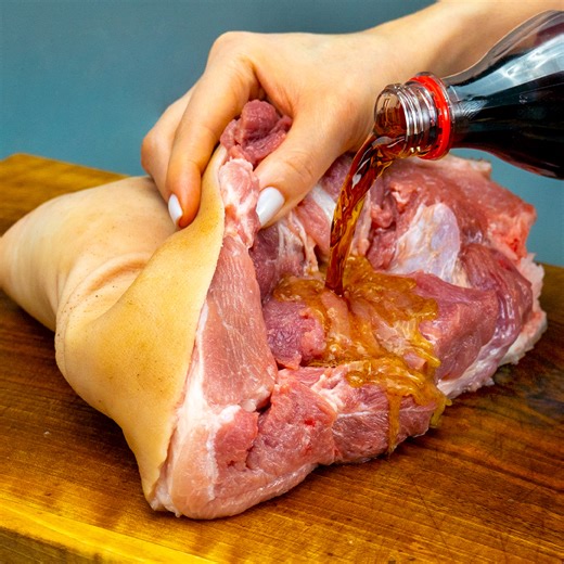 Oto cały sekret przygotowania najdelikatniejszego mięsa! Składniki: kapusta kiszona z marchewką: 700 g golonka wieprzowa: 2 szt. Coca-Cola: 500 ml sól: 5 g czarny pieprz: 5 g rozmaryn: 20 g czosnek: 30 g cebula: 4 szt. grzyby: 200 g wędzony bekon: 150 g sól: 5 g | Cookrate - Polska