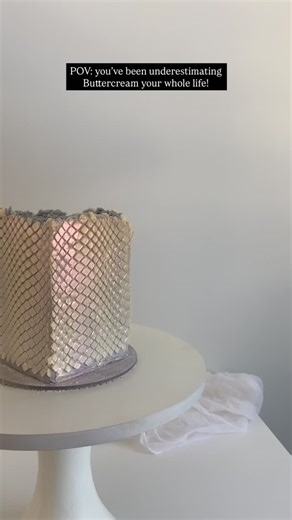 Hena Arora Mahajan | CAKE ARTIST | INSTRUCTOR | RECIPE DEVELOPER on Instagram: "Iridescent Buttercream ✨"