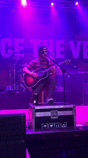 Bulletproof love. ❤️‍🩹 @Vic Fuentes @Official Pierce The Veil #bogota #piercetheveil #bulletprooflove #vicfuentes