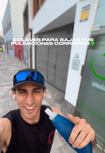 3 claves para bajar tus pulsaciones corriendo. Muchas veces pensamos que para correr con menos pulsaciones solo necesitamos hacer más kilómetros, pero la realidad es que pequeños cambios en tus entrenamientos pueden marcar una diferencia enorme. En este vídeo te cuento 3 consejos que a mí me han ayudado muchísimo a disfrutar más del running y a correr con menos esfuerzo. Al final, el objetivo no es tener las pulsaciones más bajas mañana, sino que dentro de unos meses puedas correr al mismo ritmo