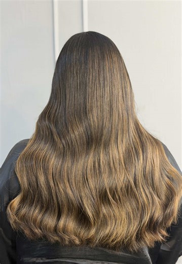 Amigxs, seguimos con los videos del 24 de diciembre ✨ Sí, ese día estuvo intensísimo y aquí va otro resultado precioso 🤍 Ella traía tinte negro cosmético aplicado entre 2021 y 2022, aunque a mí me había comentado 2023, así que la realidad es que no teníamos certeza exacta. El cabello crece, sí, pero no a todas nos crece igual, y como su color natural es muy oscuro, se asemeja muchísimo al negro cosmético. En esta ocasión no se realizó prueba de mechón, así que todo se trabajó con base en lo que