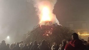 Sejas de Aliste y Carbajales de Alba despiden el año al calor de las hogueras