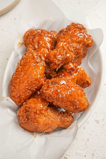 Wings that Always Win Episode 5: HOT HONEY CHICKEN WINGS! These are guaranteed to be the crispiest chicken wings you’ll ever make with a delicious homemade sweet, spicy, tangy hot honey sauce that’s perfect for March Madness! Comment “CJ Recipe” for the full recipe with all of my KEY tips sent straight to your inbox (make you follow me and your message requests are open to ensure you receive it)! https://cjeatsrecipes.com/hot-honey-chicken-wings/ #cjeatsrecipes #bakedchickenwings #chickenwings #