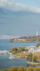 Dali is a place rich in stories. Dali is an ancient city imbued with romance and poetic beauty. It is situated in the Dali Bai Autonomous Prefecture in northwestern Yunnan. The city enjoys beautiful natural scenery and a long cultural history, making it one of the most popular tourist destinations in China. In Dali, you can stroll between Cang Mountain and Erhai Lake, experiencing the gorgeous natural landscape. You can also visit the ancient city of Dali and take in the past relics and cultural