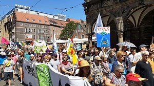 Zu einer Großdemo für mehr Klimaschutz hat ein breites Bündnis Bremer Initiativen aufgerufen, darunter Greenpeace Bremen, NABU Bremen, BUND Bremen. Auf der Abschlusskundgebung in den Neustadtswallanlagen wollen zwei Gäste von der Pazifikinsel Tokelau über die Auswirkungen der Klimakrise auf ihre Heimat sprechen. | WESER-KURIER