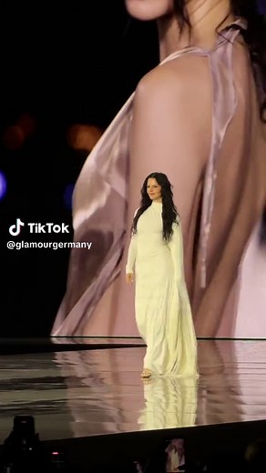 Runway debut, and she nailed it. ✨ #RubyOFee feierte ihr Runway-Debüt beim #LOréalParis Défilé in Paris.