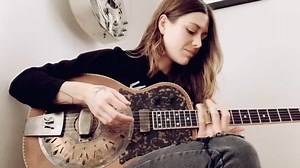 I am one lucky son of a gun ☺️☺️ Meet Minnie, y’all! Tyler Bryant & the Shakedown knocked my Christmas surprise out of the park with this ‘Mavis’ resonator by Mule Resophonic Guitars 😍😍 I am beyond excited to have this beauty in my fleet of noisemakers! | Larkin Poe